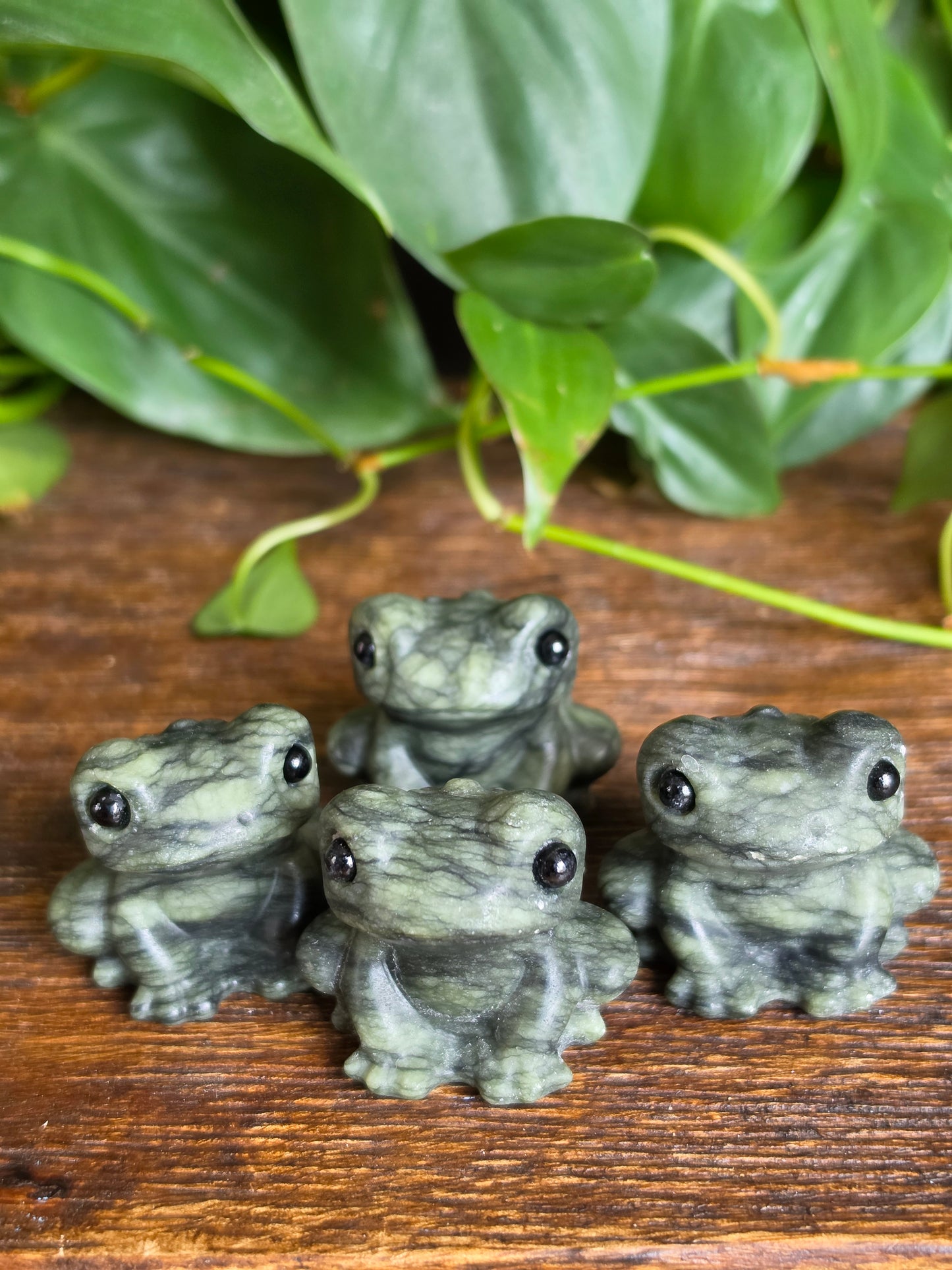 Serpentine Crystal Frog Carving (One Piece)